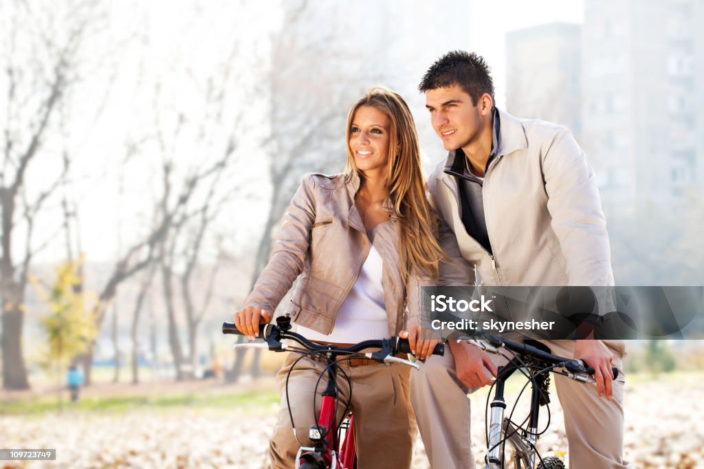 Hermosa pareja paseos bicicletas al aire libre - Foto de stock de Actividad libre de derechos