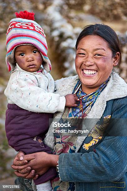 Nepali Frau Mit Ihrem Baby Stockfoto und mehr Bilder von Familie - Familie, Alleinerzieherin, Asiatischer Volksstamm