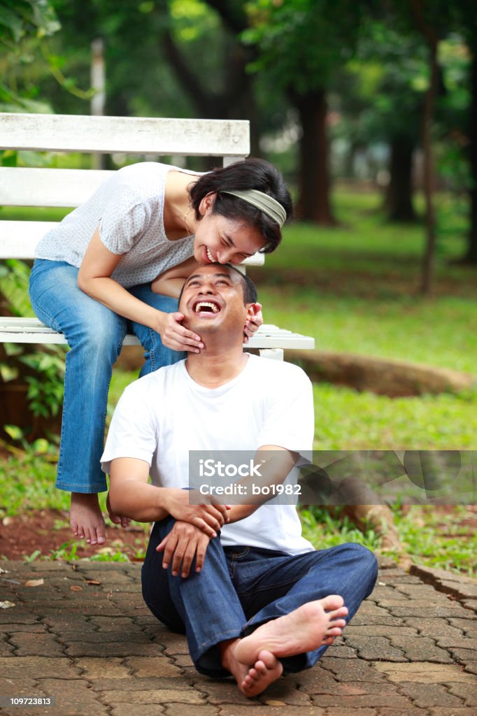 Casal jovem feliz juntos no jardim - Foto de stock de 20-24 Anos royalty-free