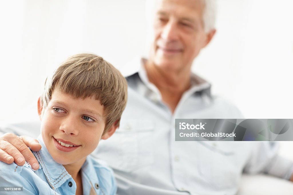 Mignon petit garçon souriant avec grand-père à l'arrière-plan - Photo de 10-11 ans libre de droits