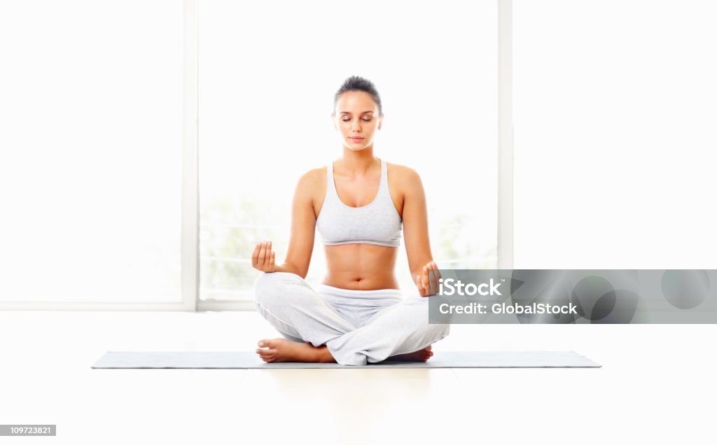 Young fitness mujer practicar yoga en la posición del loto - Foto de stock de 20 a 29 años libre de derechos