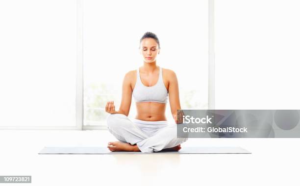 Young Fitness Mujer Practicar Yoga En La Posición Del Loto Foto de stock y más banco de imágenes de 20 a 29 años