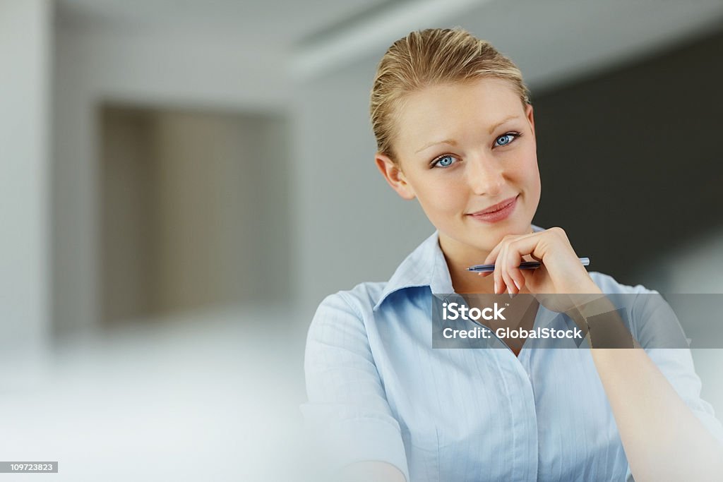 Pretty young business-Frau hält einen Stift - Lizenzfrei 20-24 Jahre Stock-Foto