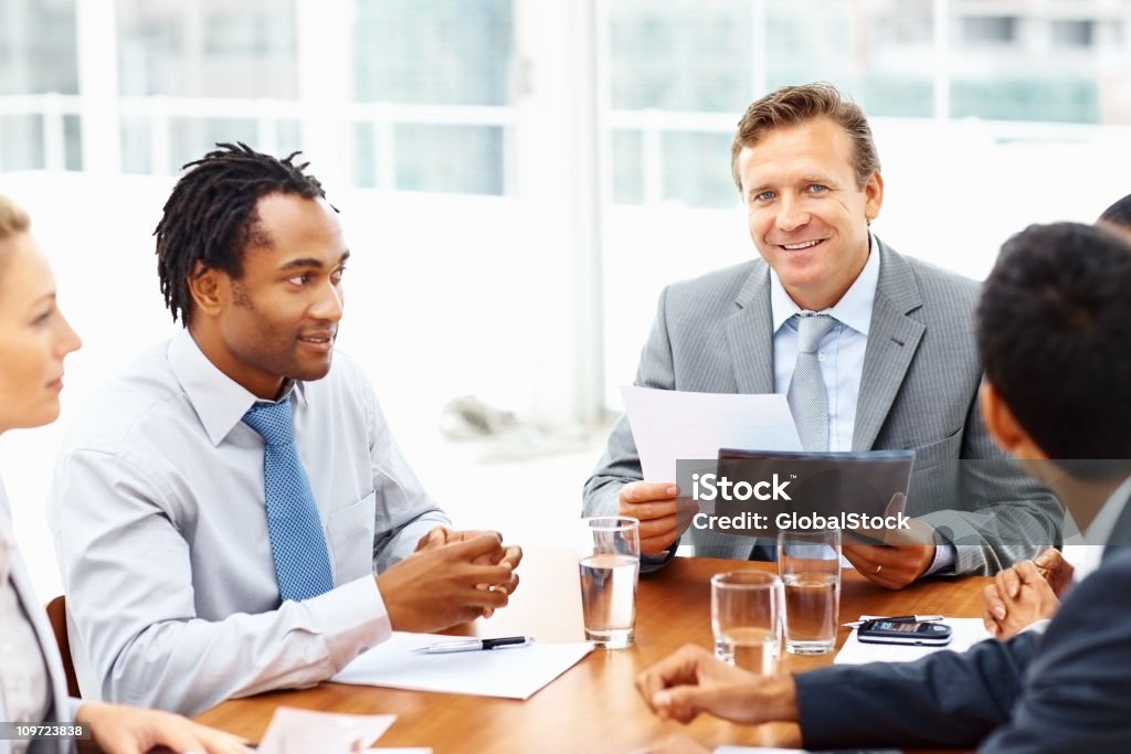 Equipe de negócios bem sucedido sentado em uma conferência - Foto de stock de 20-24 Anos royalty-free