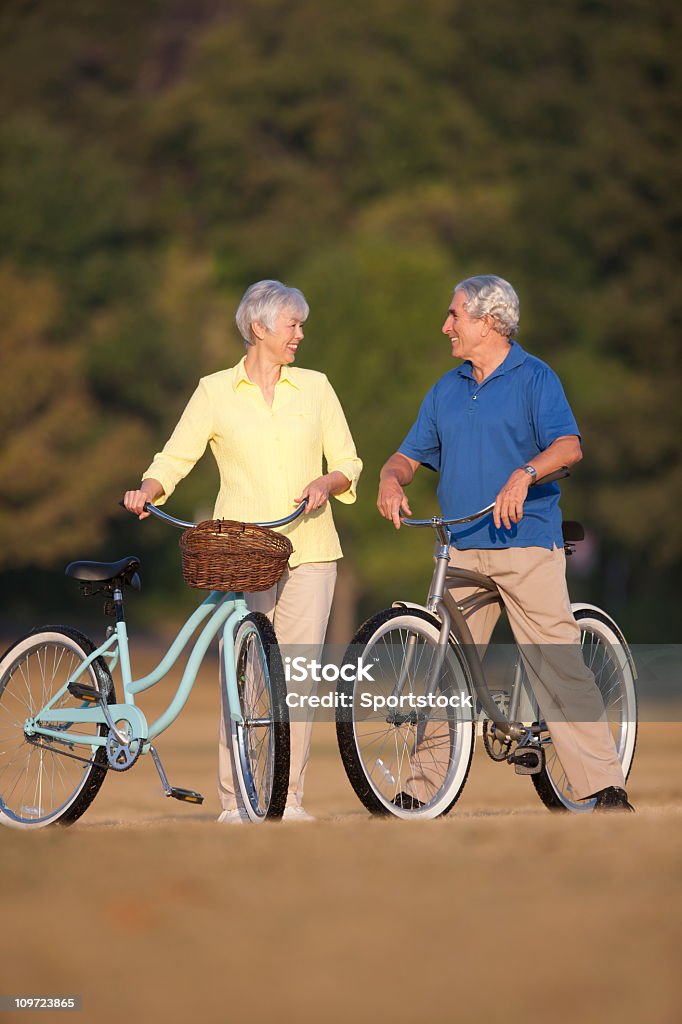 Coppia Senior in bicicletta - Foto stock royalty-free di 60-69 anni