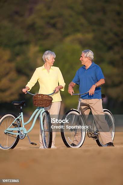 Coppia Senior In Bicicletta - Fotografie stock e altre immagini di 60-69 anni - 60-69 anni, Adulto, Adulto in età matura