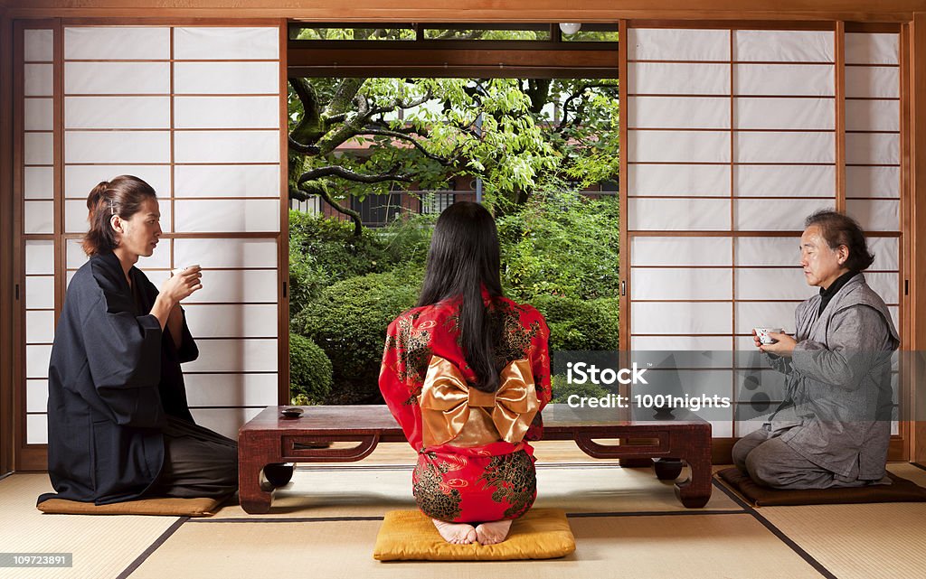 Японский family having a tea time - Стоковые фото Кимоно роялти-фри