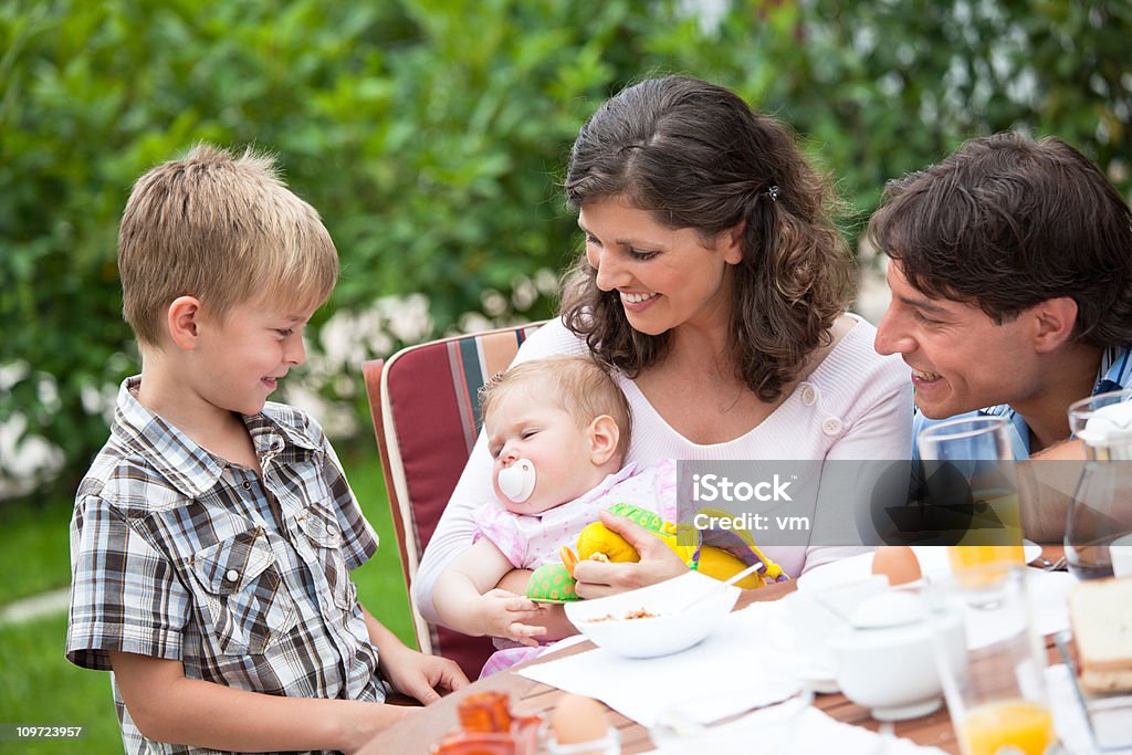 Jeune famille au petit déjeuner - Photo de 30-34 ans libre de droits