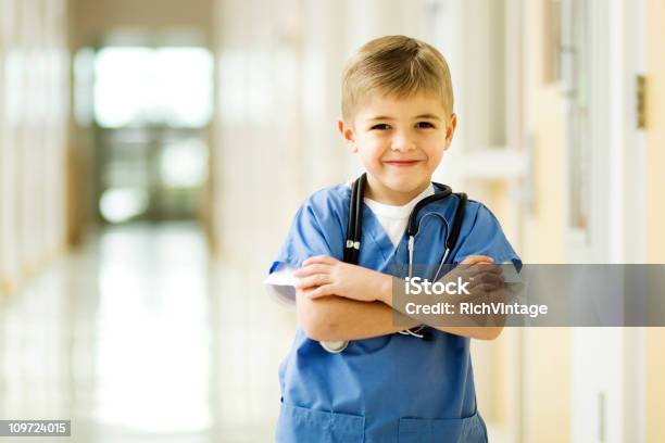 Wenig Arzt Stockfoto und mehr Bilder von Arzt - Arzt, Gesundheitswesen und Medizin, Jungen