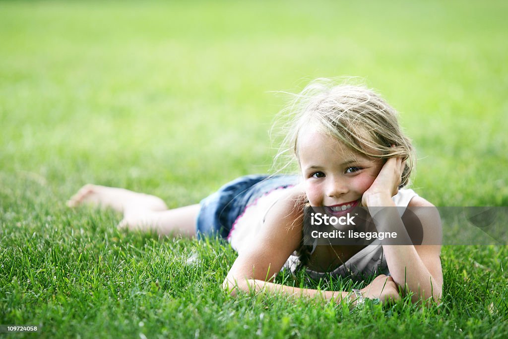 소녀만 라잉 on 잔디 - 로열티 프리 고요한 장면 스톡 사진