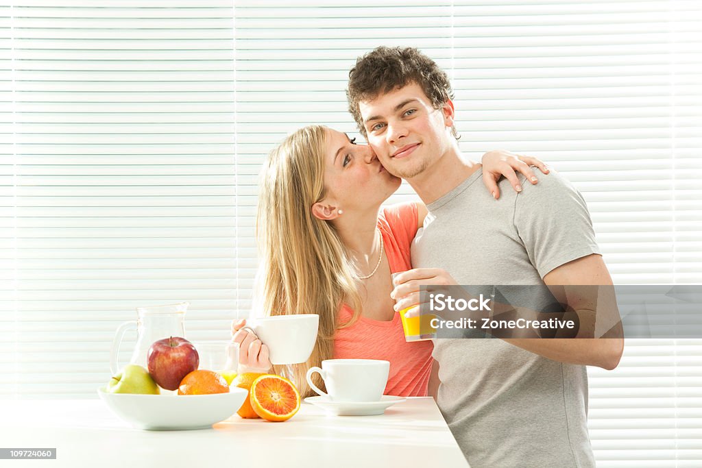 casual jeune couple avec petit déjeuner avec jus de fruits - Photo de Adulte libre de droits