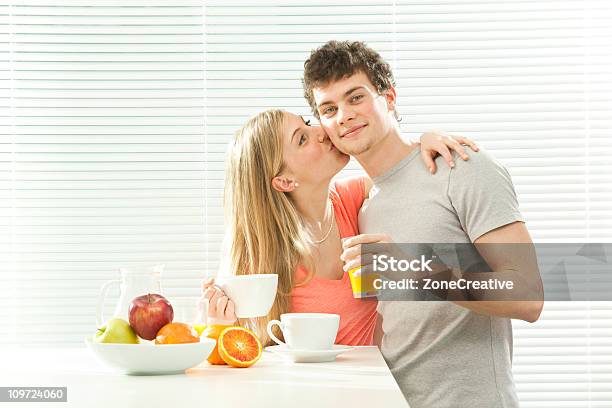 Photo libre de droit de Casual Jeune Couple Avec Petit Déjeuner Avec Jus De Fruits banque d'images et plus d'images libres de droit de Adulte