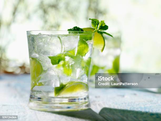 Foto de Mojito Com Rum Branco Limão E Hortelã e mais fotos de stock de Mojito - Mojito, Coquetel, Folha de menta - Culinária