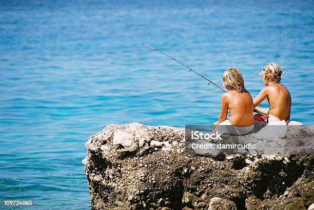 Jungen Angeln Am Strand Stockfoto und mehr Bilder von Aktivitäten und Sport - Aktivitäten und Sport, Bewegung, Blondes Haar