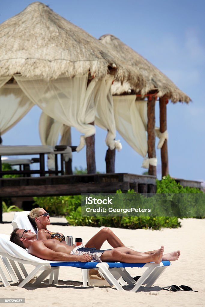 Casal tomando banho de sol no Resort - Foto de stock de Acampamento de Férias royalty-free