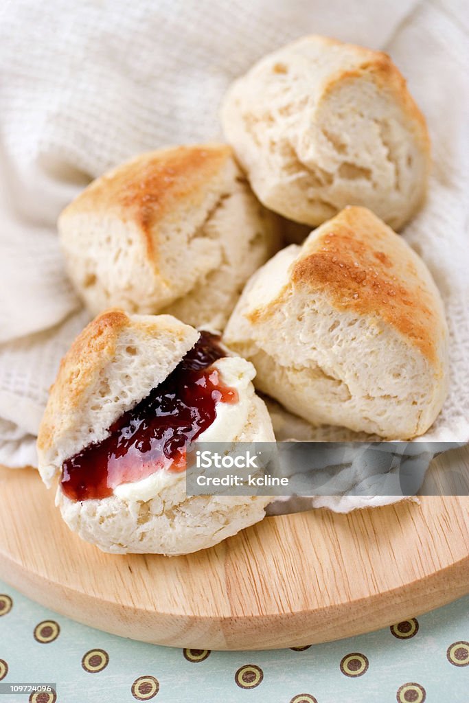 Des Scones avec de la confiture et de crème épaisse - Photo de Scone libre de droits