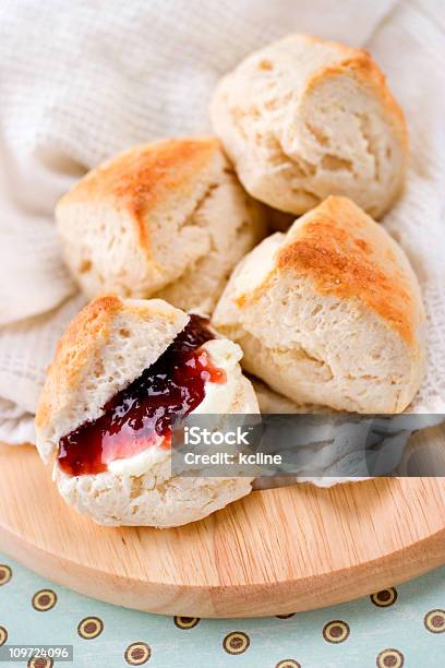 Photo libre de droit de Des Scones Avec De La Confiture Et De Crème Épaisse banque d'images et plus d'images libres de droit de Scone