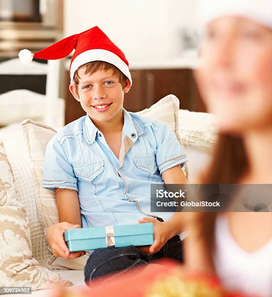 미소 귀여운 남자아이 쥠 크리스마스 선물 10-11세에 대한 스톡 사진 및 기타 이미지 - 10-11세, 12-13세, 2명