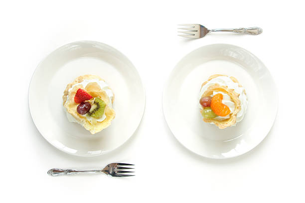 zwei weiße platten mit gefüllter windung kuchen - dessert cake elegance food stock-fotos und bilder