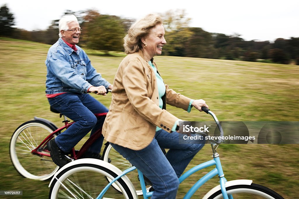 年配のカップルのサイクリングマシン - サイクリングのロイヤリティフリーストックフォト
