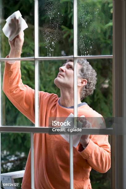 Fenster Waschen Stockfoto und mehr Bilder von Fensterputzer - Fensterputzer, Männer, Ein Mann allein