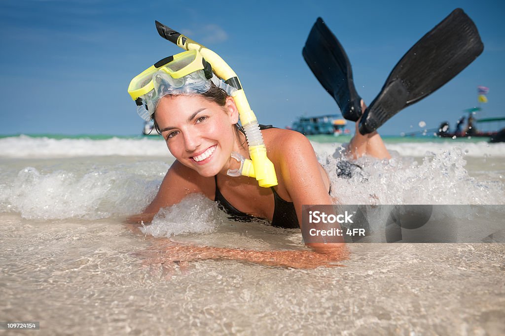 Desfruta de férias e lazer, atividade de mergulho livre, se divertindo no mar - Foto de stock de 20-24 Anos royalty-free
