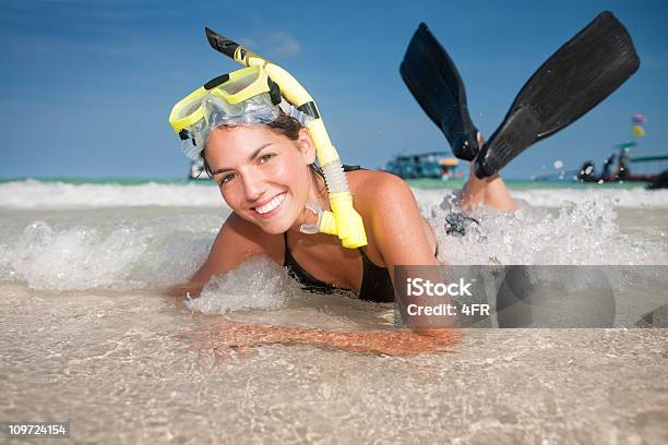 Foto de Desfruta De Férias E Lazer Atividade De Mergulho Livre Se Divertindo No Mar e mais fotos de stock de 20-24 Anos