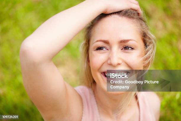 Fröhliche Junge Frau Mit Hand An Kopf Vor Grünem Hintergrund Stockfoto und mehr Bilder von Attraktive Frau