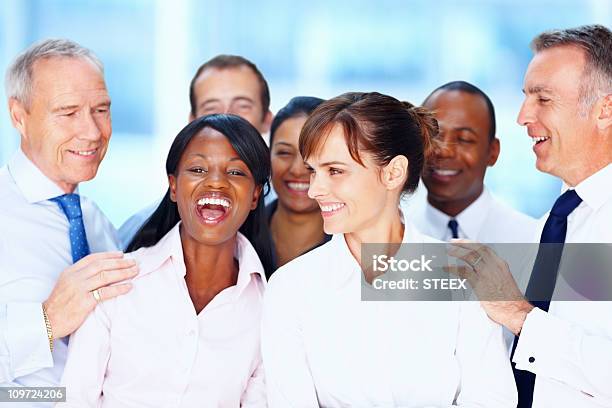 Foto de Negócios Multiétnica Pessoas Posando Juntos e mais fotos de stock de Grupo Multiétnico - Grupo Multiétnico, Negócios, 40-49 anos