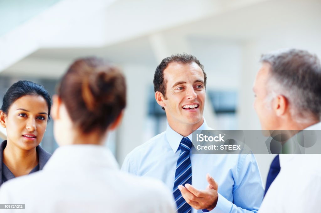 Erfolgreiche Menschen über geschäftliche Fragen - Lizenzfrei Arbeitskollege Stock-Foto