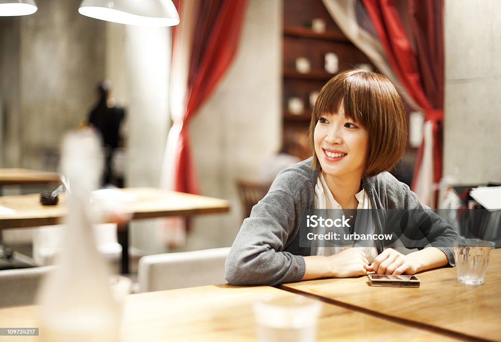 Chica en un restaurante - Foto de stock de Mujeres libre de derechos