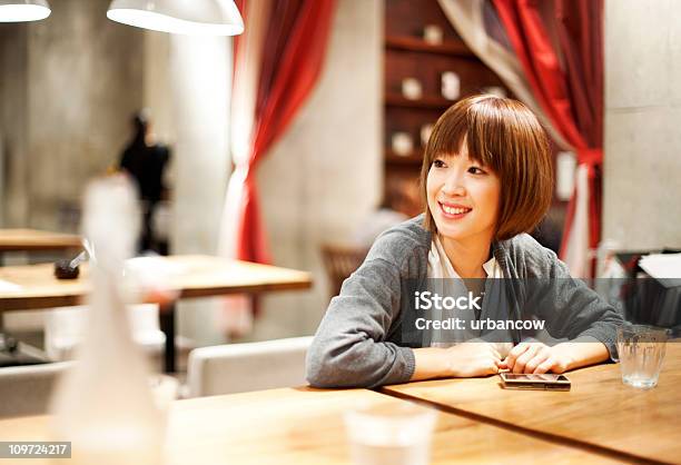 Chica En Un Restaurante Foto de stock y más banco de imágenes de Mujeres - Mujeres, Sólo mujeres, Japón