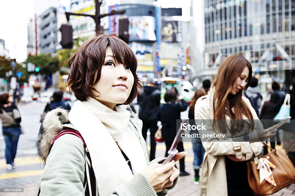 젊은 여성 휴대폰 - 로열티 프리 쇼핑 스톡 사진