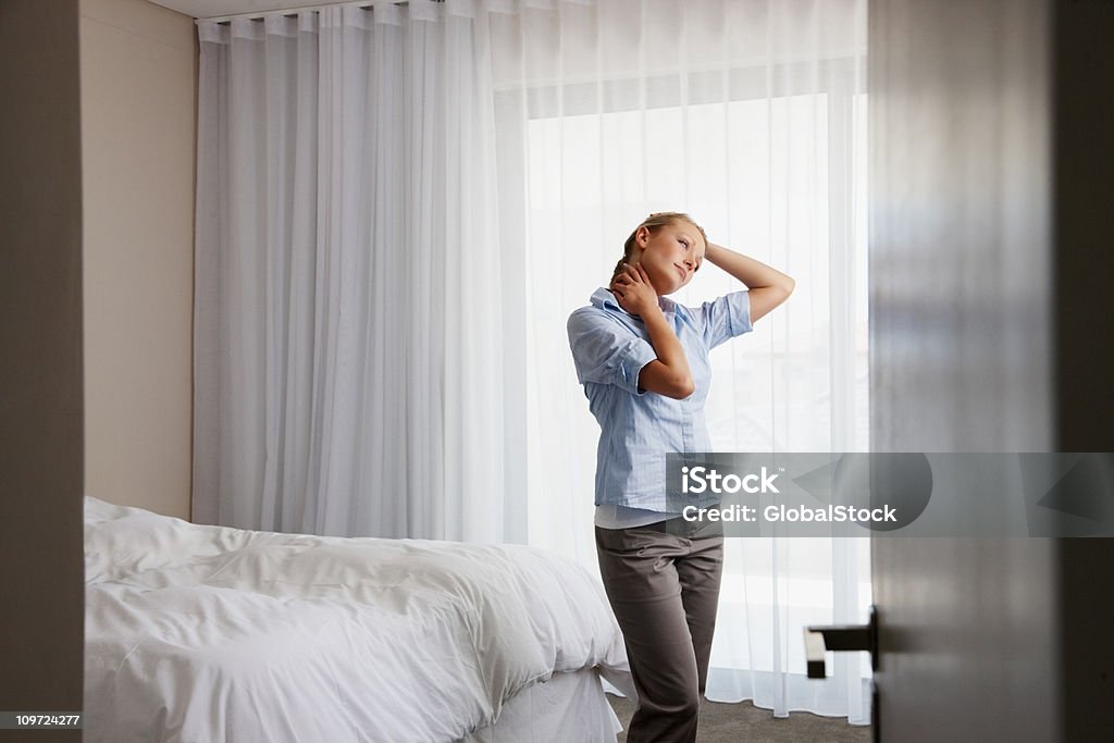 Nachdenklich Frau stehend im Schlafzimmer - Lizenzfrei Besorgt Stock-Foto