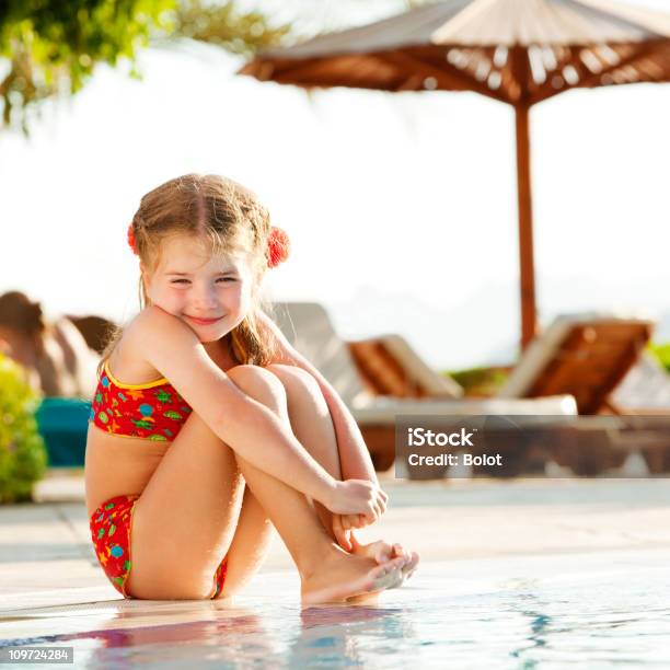 Photo libre de droit de Petite Fille De Détente Près De Bord De La Piscine Le Jour Ensoleillé banque d'images et plus d'images libres de droit de Jeu