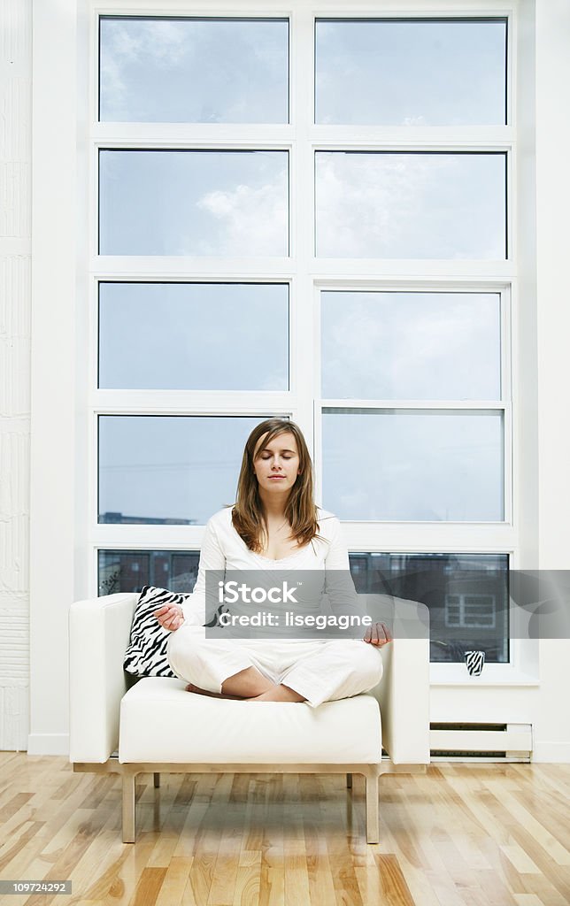 Méditer femme assise dans la chaise - Photo de Adulte libre de droits