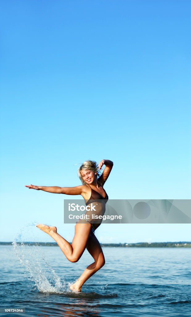 Feliz jovem saltar na água. - Royalty-free Mulheres Foto de stock