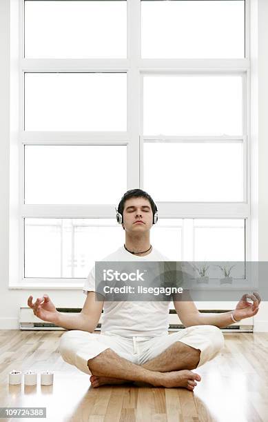 Foto de Meditação e mais fotos de stock de Homens - Homens, Branco, Meditar