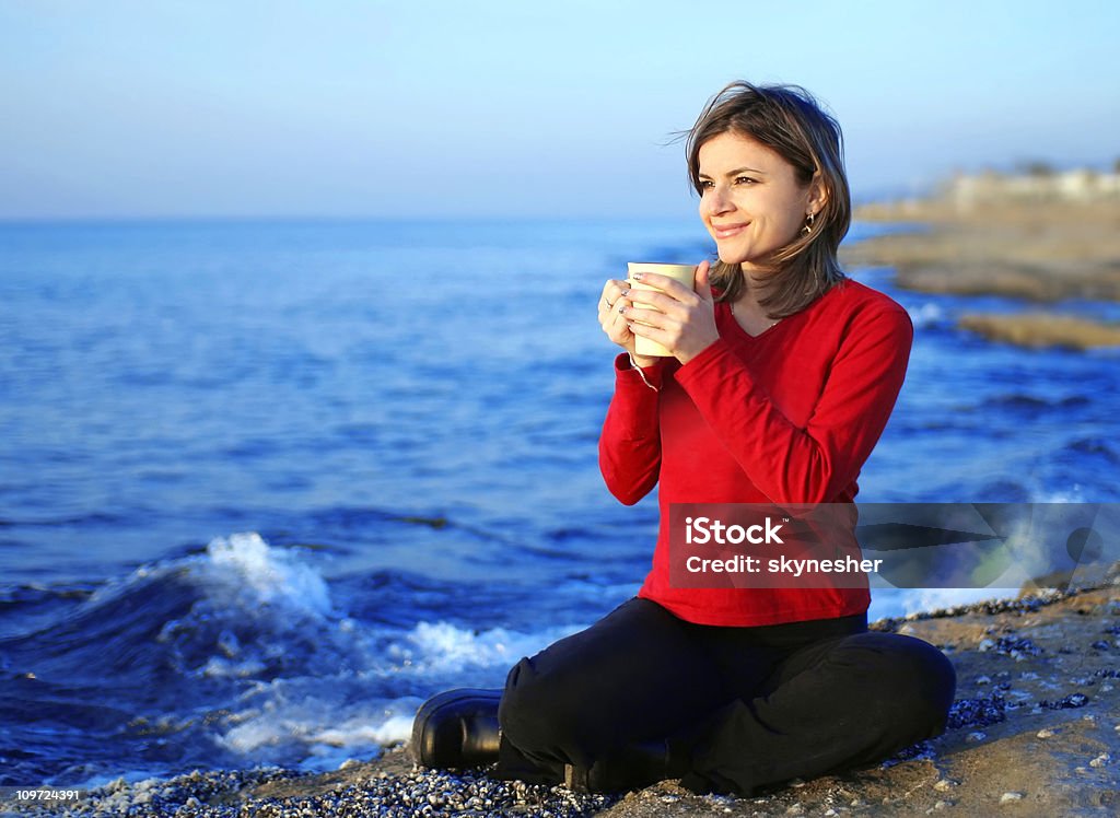 Femme buvant un café - Photo de Adulte libre de droits