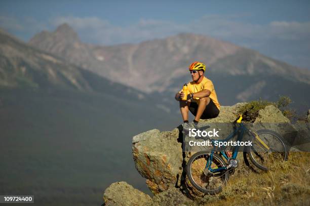 Ciclista De Montaña En Reposo En Rock Foto de stock y más banco de imágenes de Accesorio de cabeza - Accesorio de cabeza, Accesorio para ojos, Accesorio personal