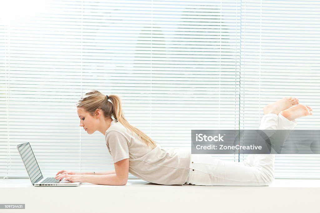 Junge schöne Mädchen arbeiten mit laptop - Lizenzfrei Architektur Stock-Foto