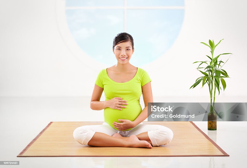 Embarazo de Yoga - Foto de stock de 20 a 29 años libre de derechos