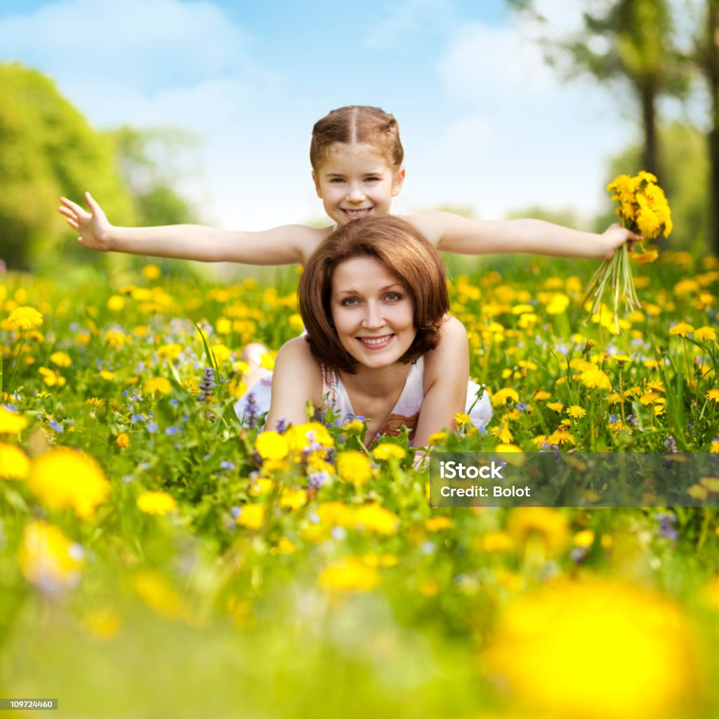Madre e figlia che si diverte nel parco - Foto stock royalty-free di 6-7 anni