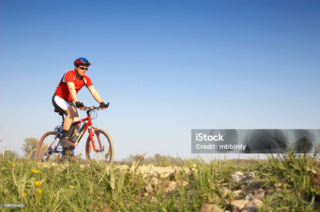 Mountainbiker на горный велосипед в живописном съемки - Стоковые фото Велосипед роялти-фри