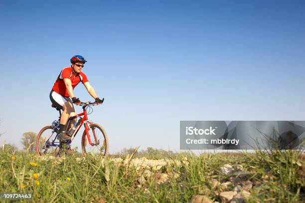 Mountainbiker На Горный Велосипед В Живописном Съемки — стоковые фотографии и другие картинки Велосипед