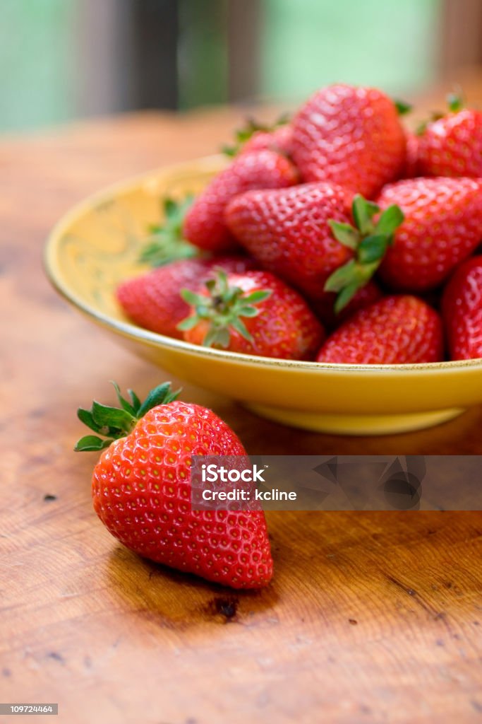 딸기 (보울 - 로열티 프리 0명 스톡 사진