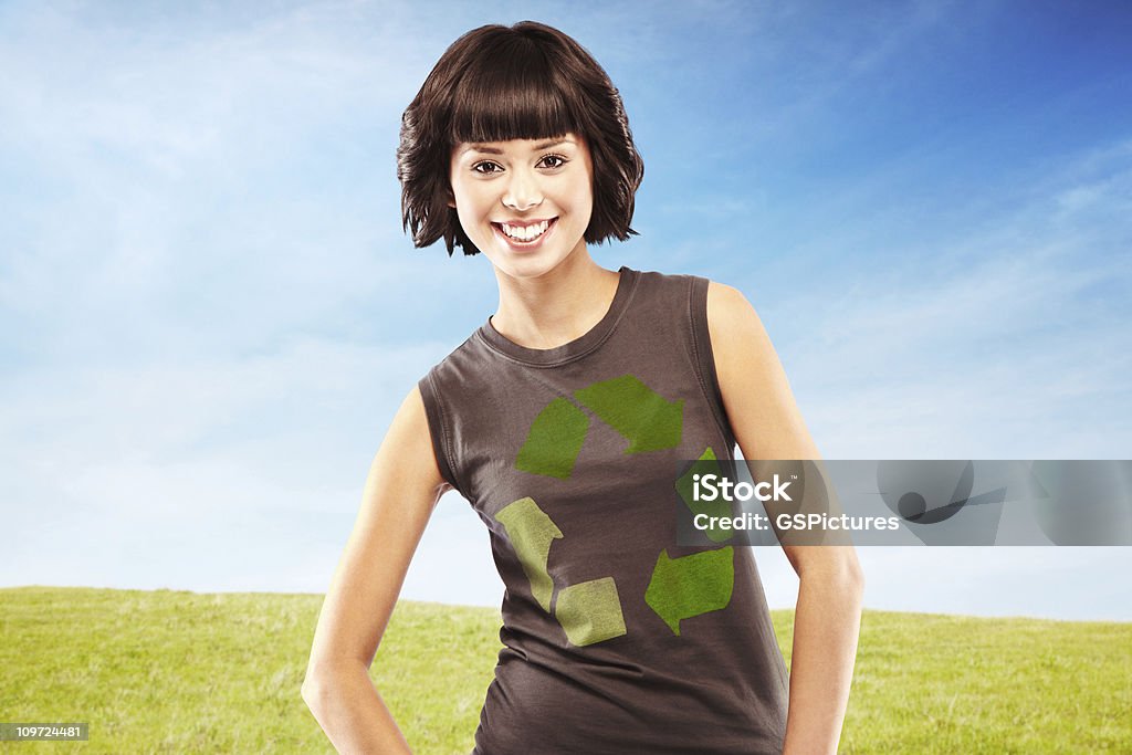 Felice giovane donna indossando t-shirt riciclaggio in Natura - Foto stock royalty-free di 20-24 anni