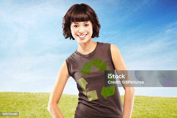 Szczęśliwa Młoda Kobieta W Tshirt Recyklingu W Charakterze - zdjęcia stockowe i więcej obrazów 20-24 lata
