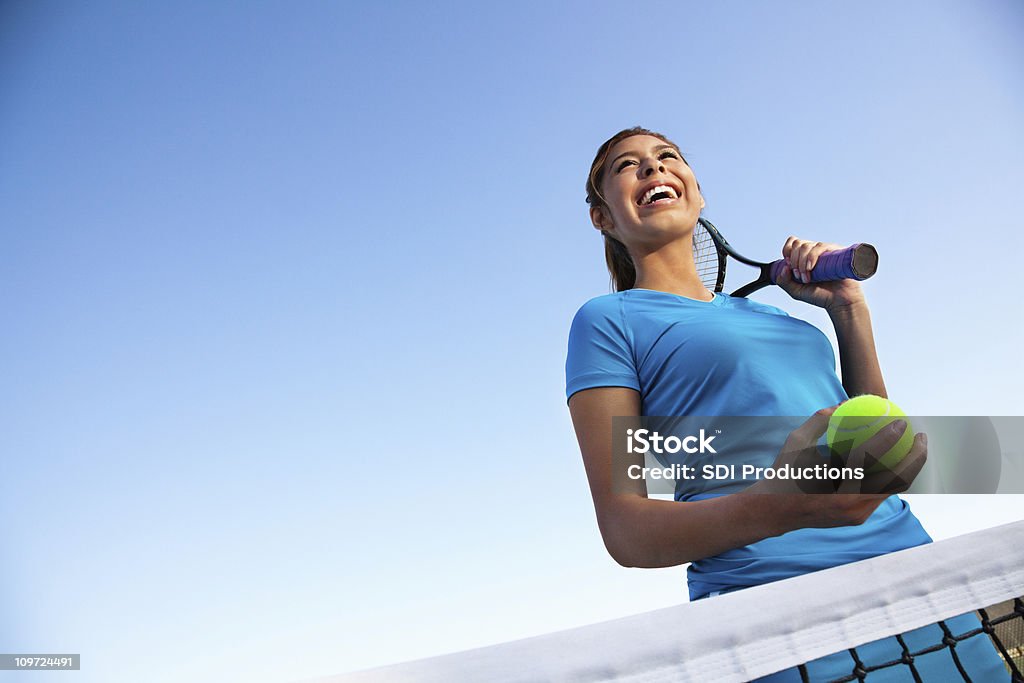 Feliz Jogador de ténis na rede, com céu espaço para texto - Royalty-free Ténis - Desporto com Raqueta Foto de stock