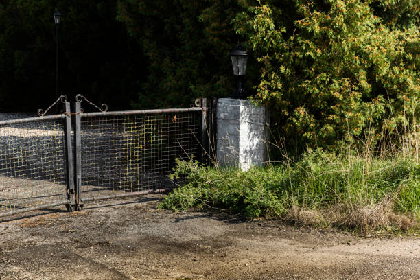portão fechado a casa de fazenda - welsh culture wales field hedge - fotografias e filmes do acervo